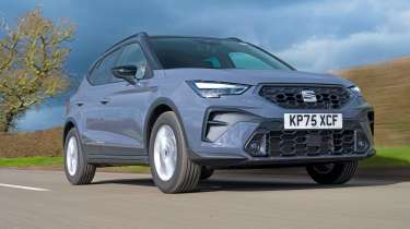 SEAT Arona вид спереди три четверти